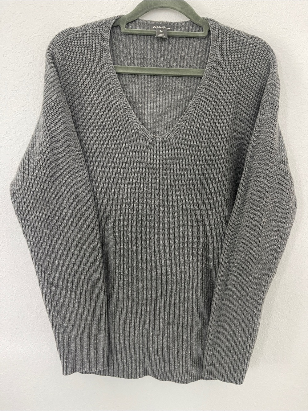 Eddie Bauer Women’s Gray Ribbed Knit V-Neck Sweater Size Large Cozy Cotton Blend